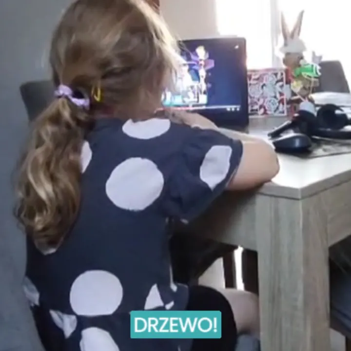 Dziecko bawi się z Audiokiddo: Drzewo!
