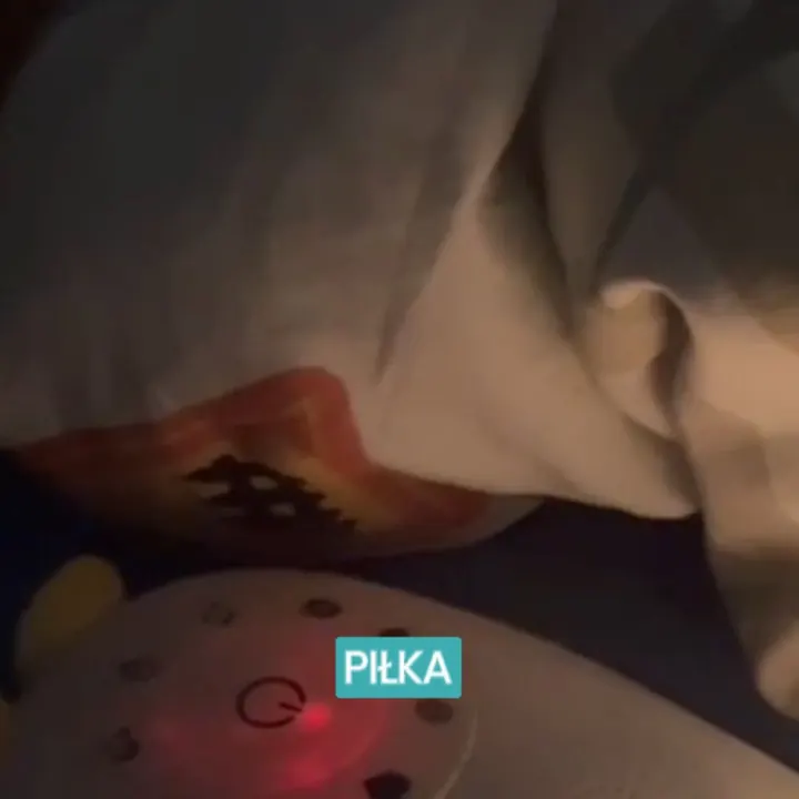 Dziecko bawi się z Audiokiddo: Piłka!
