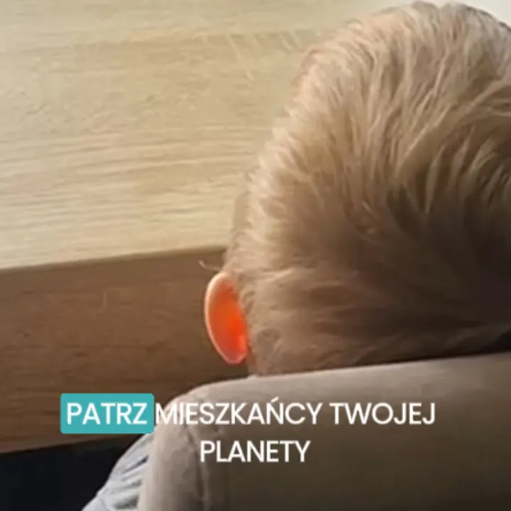 Dziecko bawi się z Audiokiddo: Patrz, mieszkańcy Twojej planety!
